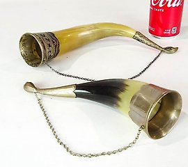 两个俄罗斯银喝水的角杯。