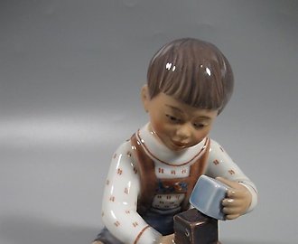 Фарфоровая статуэтка "Мальчик с кубиками". Dahl-Jensen.