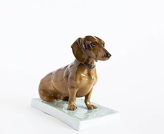 Статуэтка Такса на пьедестале Porzellanfabrik Fraureuth AG Фрауройт 1919 год