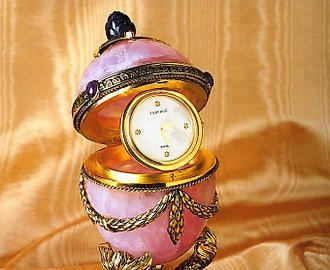 Яйцо Faberge Фаберже с часами из розового кварца в стиле ампир.