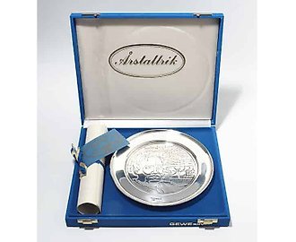 Коллекционная серебряная тарелка с портретом шведского поэта и писателя Биргера Сёберга Швеция, г.Мальме, мастерская GEWE SILVERVARUFABRIKEN AB, 1976 год.