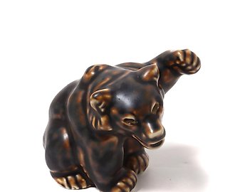 Медвежонок с поднятой лапой. Дания, г. Копенгаген, Royal Copenhagen