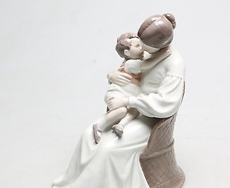 Мама с ребенком. Дания, г. Копенгаген, Bing & Grondahl