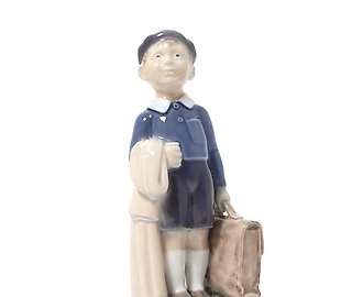 Июнь - мальчик с портфелем. Дания, г. Копенгаген, Royal Copenhagen