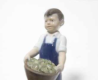 Октябрь - мальчик с яблоками. Дания, г. Копенгаген, Royal Copenhagen