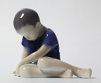 Мальчик, сидящий с опущенной головой