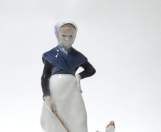 Девушка пасущая гуся​ Royal Copenhagen