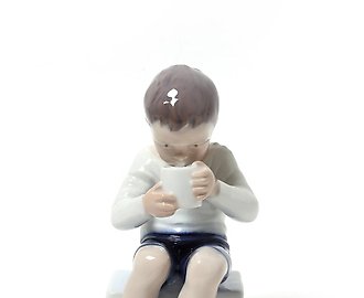 Виктор. Мальчик, пьющий молоко. Дания, г. Копенгаген, Bing & Grondahl