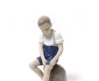 Мальчик, подкатывающий штанину. Дания, г. Копенгаген, Bing & Grondahl