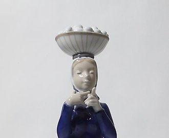 Женщина с корзиной яиц на голове. Дания, г. Копенгаген, Royal Copenhagen