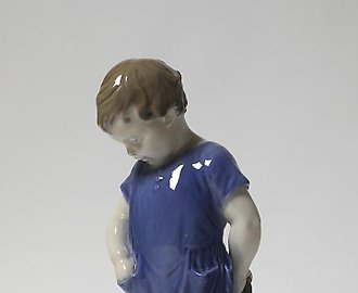 Мальчик с мишкой. Дания, г. Копенгаген, Royal Copenhagen