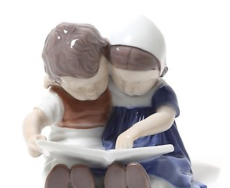 Дети, читающие книгу. Дания, г. Копенгаген, Bing & Grondahl