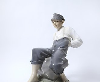 Паренек на камне. Дания, г. Копенгаген, Royal Copenhagen