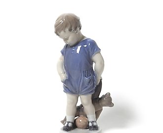 Мальчик с мишкой. Дания, г. Копенгаген, Royal Copenhagen