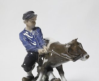 Паренек с теленком. Дания, г. Копенгаген, Royal Copenhagen
