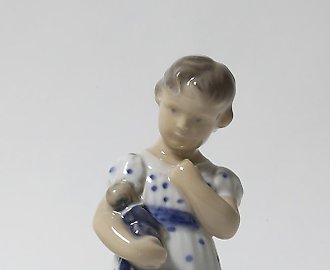 Девочка с куклой. Дания, г. Копенгаген, Royal Copenhagen