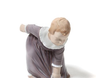 Девочка, поправляющая подол. Дания, г. Копенгаген, Bing & Grondahl