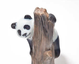 Панда на дереве.Дания, г. Копенгаген, Royal Copenhagen