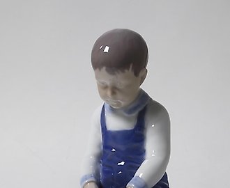 Мальчик с ведерком. Дания, г. Копенгаген, Bing & Grondahl