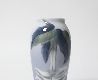 Фарфоровая ваза с белым цветком. Дания, г. Копенгаген, Royal Copenhagen