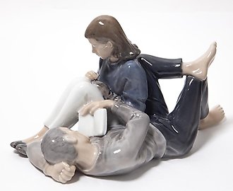 Подростки за чтением. Дания, г. Копенгаген, Royal Copenhagen