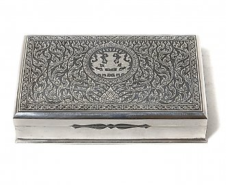 Серебряная шкатулка с внутренней деревянной отделкой, чернь, декорированная растительным орнаментом. Правительственный подарок.