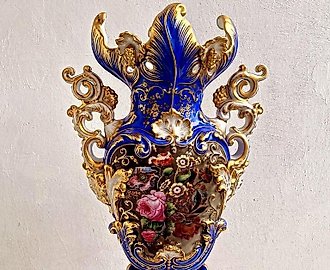 Ваза амфорообразная со скульптурными деталями. Попов. 1850—1860-е гг.