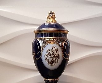 Уникальная ваза Bing Grondahl с золотым декором от Теодора Ларсена