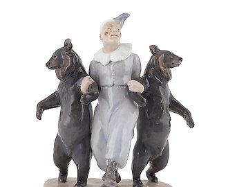 Фарфоровая фигура "Клоун и танцующие медведи"