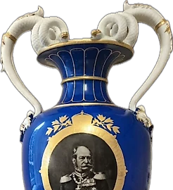Вaза фарфорoвая. Королeвскaя мaнуфактуpa KПM Бeрлин с портретом Вильгельма I
