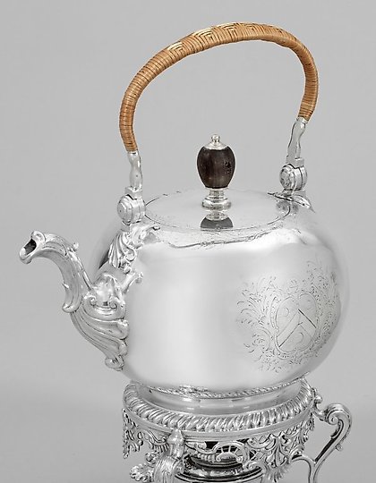 购买 乔治三世时期 1764 年斯特林银茶壶与加热座