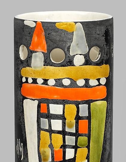 购买 罗杰·卡普龙设计的现代陶器，陶器上有女性形象。