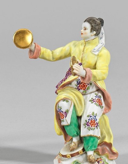 购买 拿着托盘的日本女人