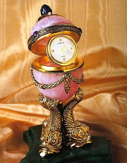 购买 法贝热蛋，带有帝国风格的玫瑰石英时钟。