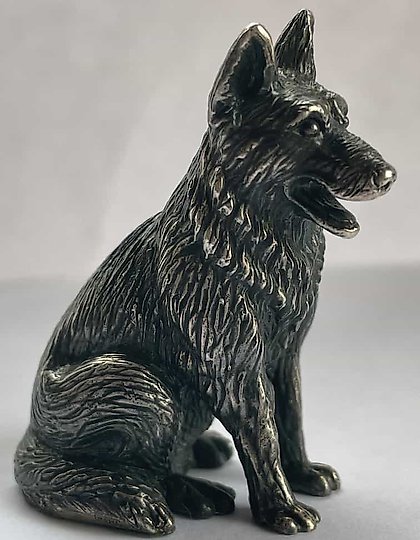 购买 银色雕塑 狗 珠宝剧院