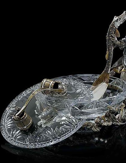 购买 "Икорница По щучьему велению" can be translated into simplified Chinese as "鱼子酱《根据鲶鱼的命令》".