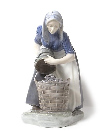 购买 女孩在收集土豆。丹麦，哥本哈根，皇家哥本哈根。