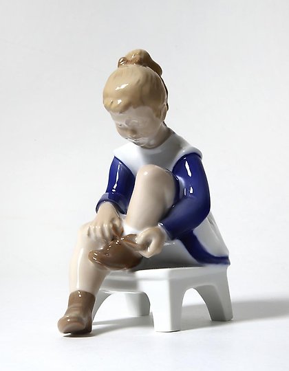 购买 瓷制雕像(小 statuette)玛丽安娜。女孩在系鞋带 Bing Grondahl。
