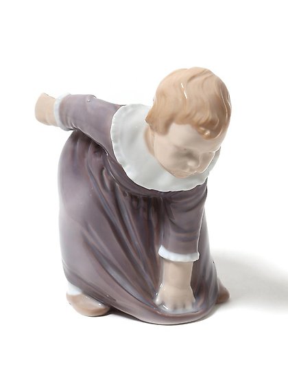 купить Девочка, поправляющая подол. Дания, г. Копенгаген, Bing & Grondahl