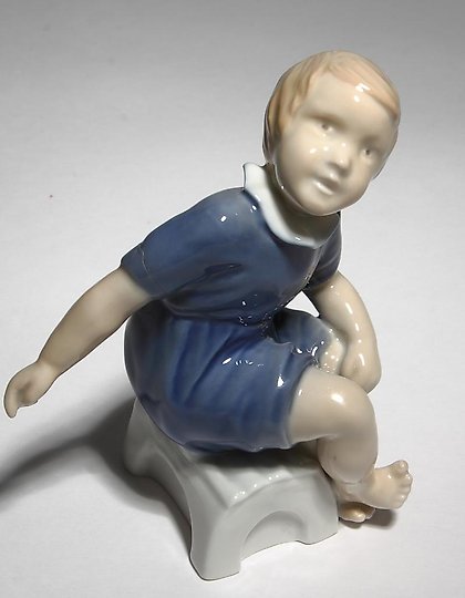 购买 女孩坐在长椅上。丹麦，哥本哈根，Bing & Grondahl