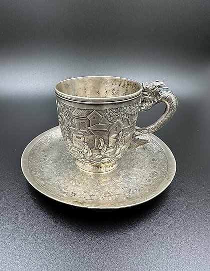 купить Китайская серебряная экспортная кружка с блюдцем, ручкой в виде дракона и щитом. 19 век.