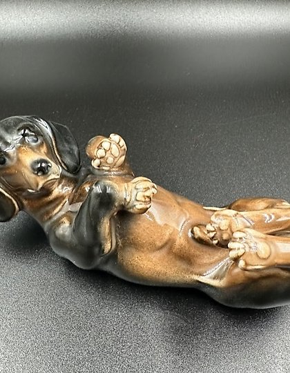 购买 躺在背上的腊肠犬雕像 卡尔·恩斯陶瓷工厂