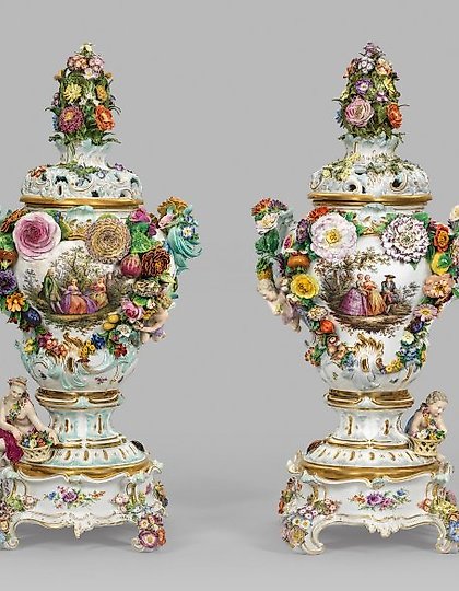 购买 辉煌壮观的梅森大花瓶，配有瓦托风格场景与花卉装饰