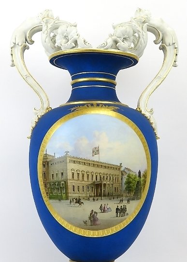 购买 八角底座带把手的瓷花瓶。KPM 柏林。1875 年。