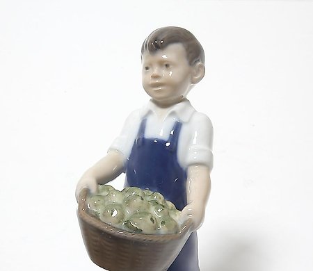 十月 - 拿着苹果的男孩。丹麦，哥本哈根，皇家哥本哈根。