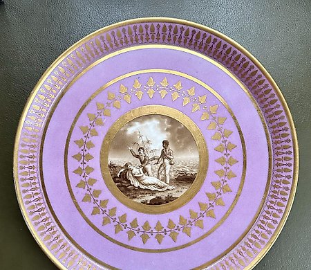 达戈蒂盘，装饰有基于让-阿贝尔·贝尔纳尔德·德·圣皮埃尔小说《波尔和维尔吉尼亚》的图案。