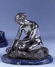 Sure, here is the translation of your text into simplified Chinese:

一位年轻的裸体女孩坐在一捆亚麻上。雷蒙·里沃阿（Raymond Rivoire）。由克洛德·瓦尔苏阿尼 (Cire C.Valsuani Perdue) 铸造厂制造。