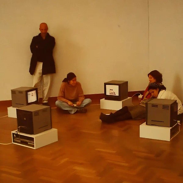 "Quartet", 1999, Videoinstallation, 4 tv screens, 1-2min., loop,   Installation veiw from "Recent acquisitions", Stedelijk Museum, 2001