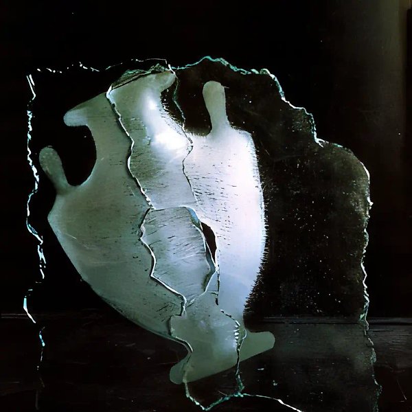 Амфора, 1990, моллирование, стекло, матовая гравировка, 63х58 Собственность автора