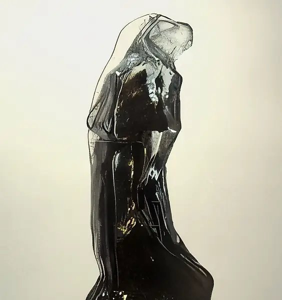 《火烧过的》,1988年,玻璃,模具吹制,高46厘米。藏于莫斯科库斯科沃国立陶瓷博物馆及庄园(18世纪)。